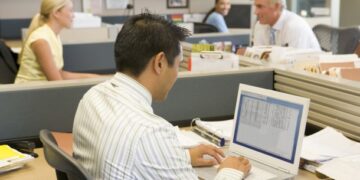 Вработена од лондонска ИТ фирма го тужела шефот оти мислела дека „хх“ и „yy “ се шифри за сексуални односи