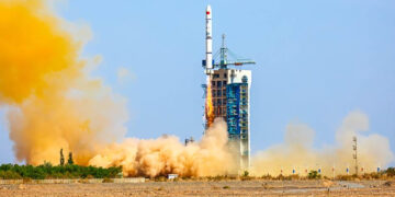 Кина лансираше сателити близнаци во вселената