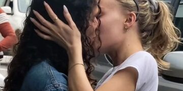 Ќерката на Џони Деп страсно се бакнува со својата девојка