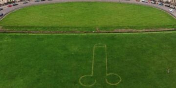 Џиновски песнис на тревник се појави во британска населба на денот на крунисувањето на Чарлс