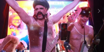 „Лет 3“ со ружи во газовите ја распаметија публиката во клуб во Ливерпул