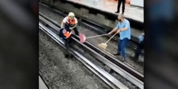 (Видео) Спасена кокошка која заглави на шините на пруга во Мексико