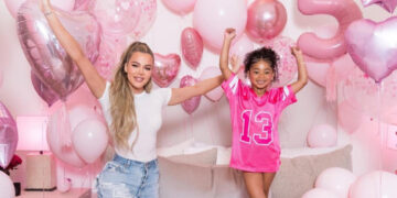 Тејтум Роберт е името на синот на Клое Кардашијан кој го доби преку сурогат мајка