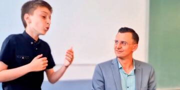 (Видео) По „Јано мори“ младиот Ајдин Османовиќ ja испеа и традиционалната „Учи ме мајко карај ме“