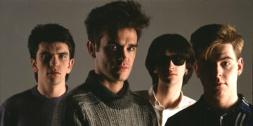 Басистот од култниот бенд „Смитс“, Енди Рурк ја загуби битката со ракот