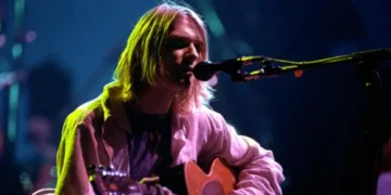 Гитарата на Курт Кобејн која ја скрши на сцена е продадена за 600.000 долари