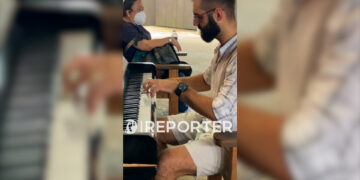 (Видео) Туристичкиот водич Стефан од Скопје среде Сингапур згрме свирејќи ја “Македонско девојче”