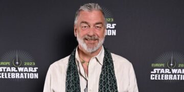 Почина ирскиот актер Реј Стивенсон кој глумеше во „Рим“ и „Војна на ѕвездите: Бунтовници“