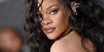 (Фото) Бремената Ријана се сунчаше топлес