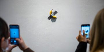 Студент изел банана која била инсталација на изложба во Сеул