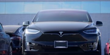 Поради мал дефект Тесла повлече повеќе од милион автомобили