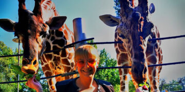 (Фото) Тина Мицковска ги истетовира на рака угинатите жирафи Каспер и Тобого