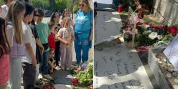 Со палење свеќи и пораки, децата од Актерската школа на Весна Бејби им оддадоа почит на убиените ученици од Белград