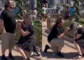 (Видео) Момче и девојка се запросија во исто време во Дизниленд