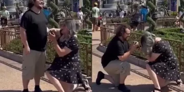 (Видео) Момче и девојка се запросија во исто време во Дизниленд