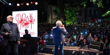 Жељко Самарџиќ го собра цело Валандово на плоштад и ја запеа „Како што е таа чаша полна со вино“