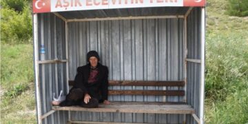 Заљубениот Еџевит 24 години ја чека на автобуска станица жената која го оставила