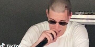 (Видео) Рапер го погодија со мобилен за време на настап