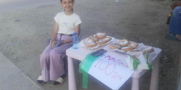(Видео) Нина од Нови Сад продава крофни на улична тезга за да собере пари за лекување на нејзиниот болен татко