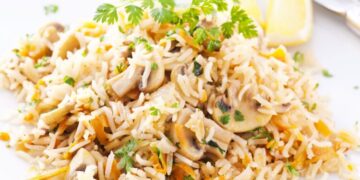 Рецепт за салата со пилешко, ориз и печурки