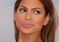 Секој ден си го бричам лицето, како ѕвер сум: Ева Мендес за спасот од влакната на лицето