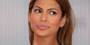 Секој ден си го бричам лицето, како ѕвер сум: Ева Мендес за спасот од влакната на лицето