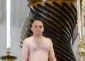 Гол маж се качи на олтарот во црквата Свети Петар во Рим