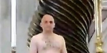 Гол маж се качи на олтарот во црквата Свети Петар во Рим