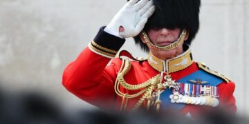 (Видео) Кралот Чарлс јаваше коњ и ја предводеше првата роденденска воена парада