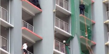 (Видео) Жена сакаше да скокне од зграда, двајца спасувачи во последен момент фрлија мрежа и ја спасија