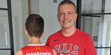 Синот на поранешниот министер Дамјан Манчевски играше пробен натпревар во кошарка за јуниорската репрезентација на Македонија