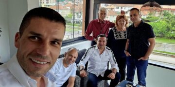 Заев и Филипче каснаа слатко кај Љупчо во Паланка во брендирана облека од иста марка