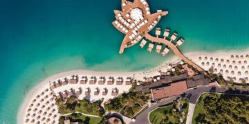 Турски Малдиви: луксузно одморалиште опкружено со чиста вода, приватни плажи, ресторани, воден парк