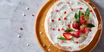 Брза торта со јагоди и бисквити