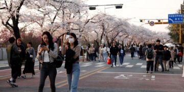Сите Јужнокорејци со закон од денеска станаа помлади за една до две години