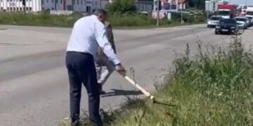 (Видео) Претседателот Мирослав Додик косеше трева на автопат