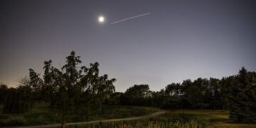 (Видео) Семејство од САД тврди дека во дворот им паднало НЛО: ги видовме остатоците и до него имаше суштество високо 2,5 метри