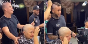 (Видео) Фризери си ја избричија косата за да и дадат поддршка на жена која се лекува со хемотерапија