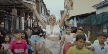 (Видео) Цела Шутка на нозе за Сања Барби, пејачката има нов летен хит