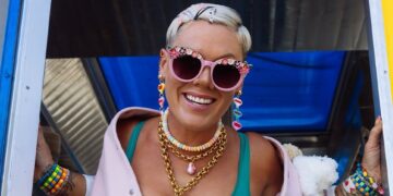 (Фото) Пинк кампува скроз гола покрај приколка