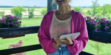 Данијела Мартиновиќ објави книга, прослави со заедничка фотографија со новиот дечко