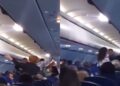 (Видео) Македонски патници вадат багаж, додека авионот сè уште лета: седнете предмети може да паднат и да повредат патник