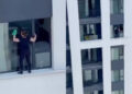 (Видео) Ќе ви се заледи крвта: Жена во Белград виси на облакодер, за да ги исчисти прозорците од надворешна страна