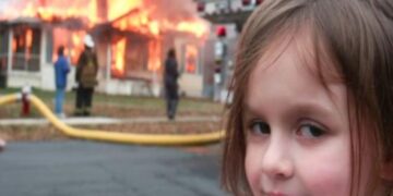 Веруваа дека девојчето од сликата ја запалило куќата, а потоа злобно се насмеало: приказната за фотографијата на Зои Рот која доживеа планетарна популарност