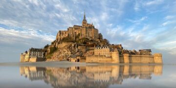 Францускиот манастир Мон-Сен-Мишел слави 1.000 години постоење