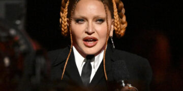 Мадона поради сериозна бактериска инфекција заврши во болница и ја одложи светската турнеја