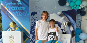 Синот на Лука Модриќ слави 13. роденден со Златната топка и трофејот на УЕФА