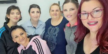 Три девојки од училиштето за рехабилитација „Св. Наум“ блеснаа за својата матура: мејкап артистка и фризерка од Скопје организираа сѐ за да изгледаат совршено на матурската вечер