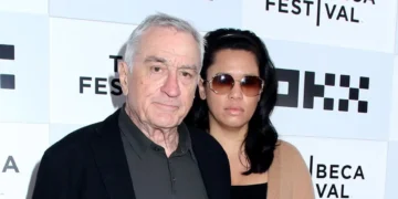 Роберт де Ниро и партнерката првпат се појавија на црвен тепих откако добија ќерка: Тифани изгледа исплашено како да е киднапирана, велат фановите