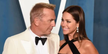 Ми ги откажа кредитните картички, а треба да се грижам за децата, се жали бившата на Кевин Костнер